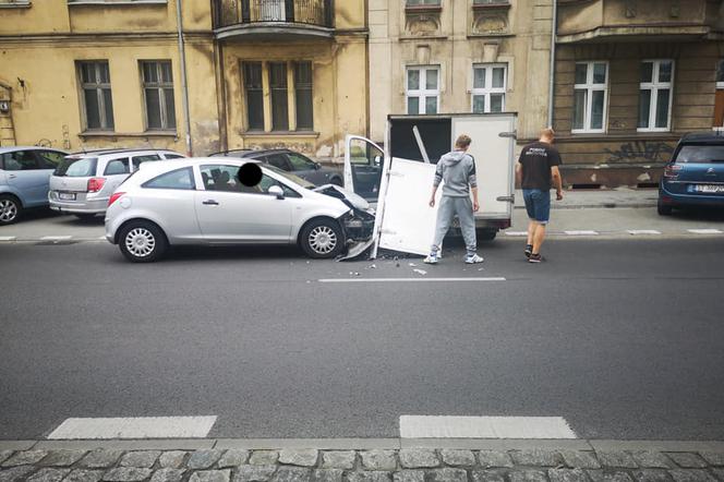 Zderzenie osobówki z samochodem dostawczym na ul. Grunwaldzkiej w Bydgoszczy [ZDJĘCIA]