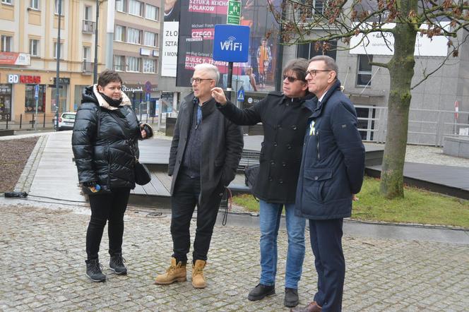 Przed ratuszem w Olsztynie stanęła "Niezłomna Ukraina". Rzeźbę będzie można wylicytować [ZDJĘCIA]