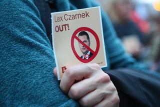 Protest przeciwko lex Czarnek 2.0 pod Sejmem. Będzie zmiana prawa oświatowego?