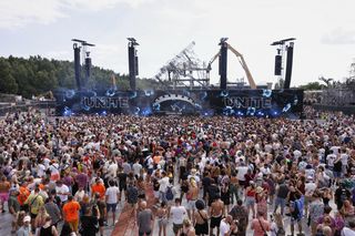 Tomorrowland 2025 ruszył! W tle nowej sceny widoczna ta spalona.  Absolutnie niesamowite