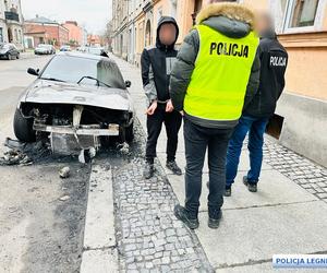 Podpalił 10 samochodów. Powiedział, że był pod wpływem alkoholu i coś go naszło [zdjęcia]