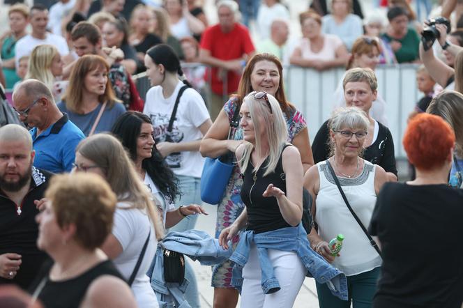 Potańcówka przed teatrem w Katowicach