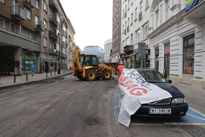 Armagedon w centrum Warszawy. Auta w kolejce do wypisania mandatów! Rozkopują pl. Pięciu Rogów