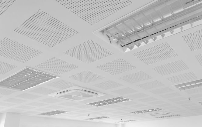 Modularne sufity podwieszane – techniczne aspekty projektowania i wykonania