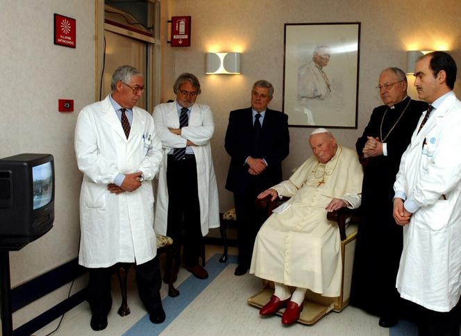Jan Paweł II w szpitalu Gemelli Polyclinic w 2005r.
