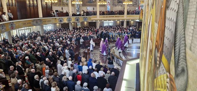 Toruń. Rydzyk zwiera szeregi i modli się za Ojczyznę. Tłumy wypełniły świątynię