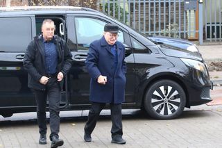 Lech Wałęsa wysiada z potężnej bryki 