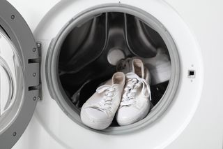 Włóż do pralki wraz z brudnymi trampkami, a będą jak nowe. Wytworzy aktywną pianę, która usunie każdy brud. Pranie trampek w pralce