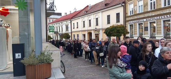 Kolejka do darmowych roślin