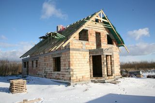 Dlaczego prowadzenie prac budowlanych zimą nie jest zalecane? Nie popełnij tych błędów, bo będziesz musiał poprawiać