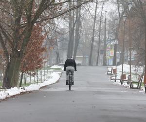 Park Ludowy w Lublinie skąpany we mgle