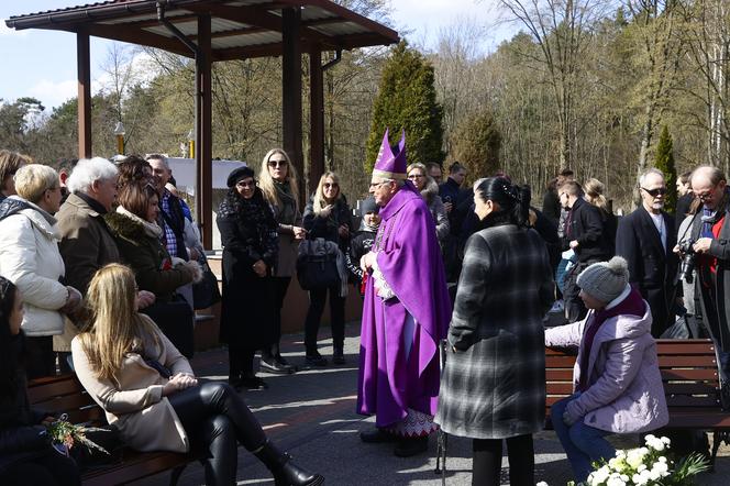 Wizyta na cmentarzu i łzy na mszy świętej. Ewa Krawczyk w pierwszą rocznicę śmierci męża