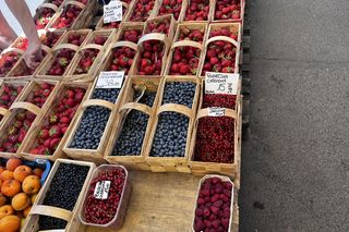 Rzeszowskie targowiska pełne świeżych owoców i warzyw