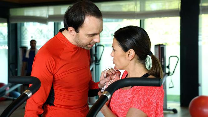 Barwy szczęścia, odcinek 1920. Kasia (Katarzyna Glinka), Szymon (Maciej Marczewski)