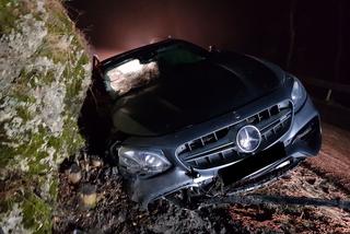 Roztrzaskał na Śląsku bardzo drogiego Mercedesa-AMG. Przesadził i rąbnął w skałę - ZDJĘCIA