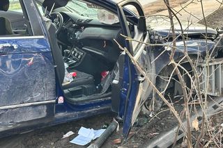  Huknął w słup i uciekł z miejsca wypadku. W aucie zostawił rannego pasażera. Trwa obława