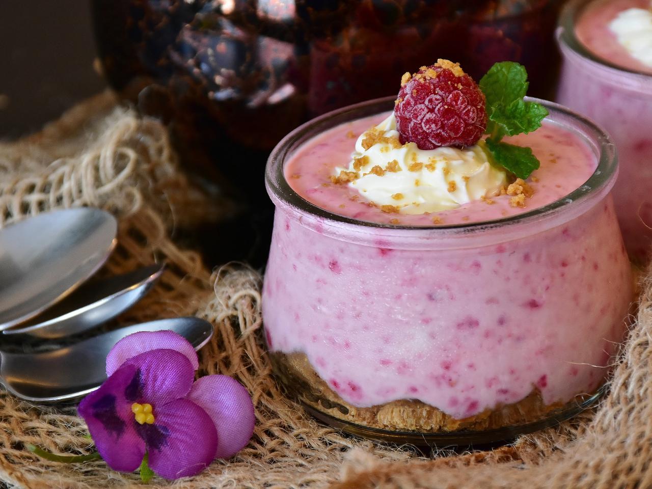 Mrożony jogurt malinowy z miodem i płatkami migdałowymi: przepis