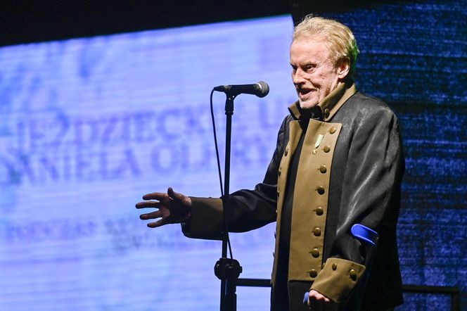 Kowboj o kulach. Tak Olbrychski wraca do zdrowia po operacji