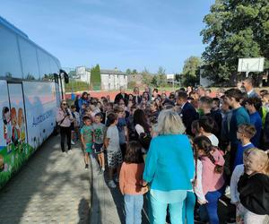 Dzieciaki ze Szkoły Podstawowej w Konarzycach mają nowy kolorowy autobus szkolny. ZDJĘCIA