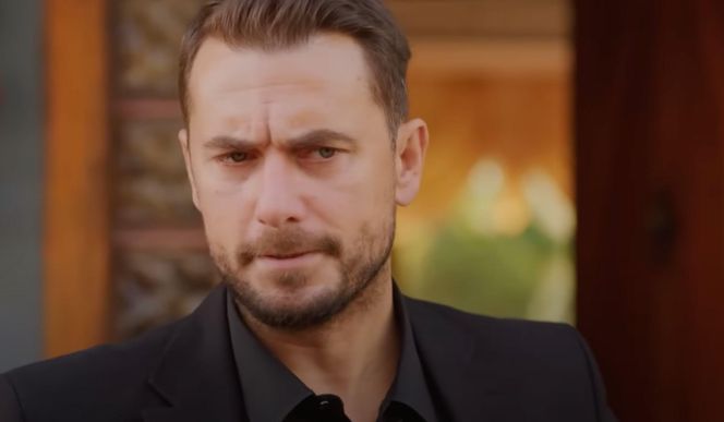 W domu zjawi się policja i zakuje ją w kajdanki.
