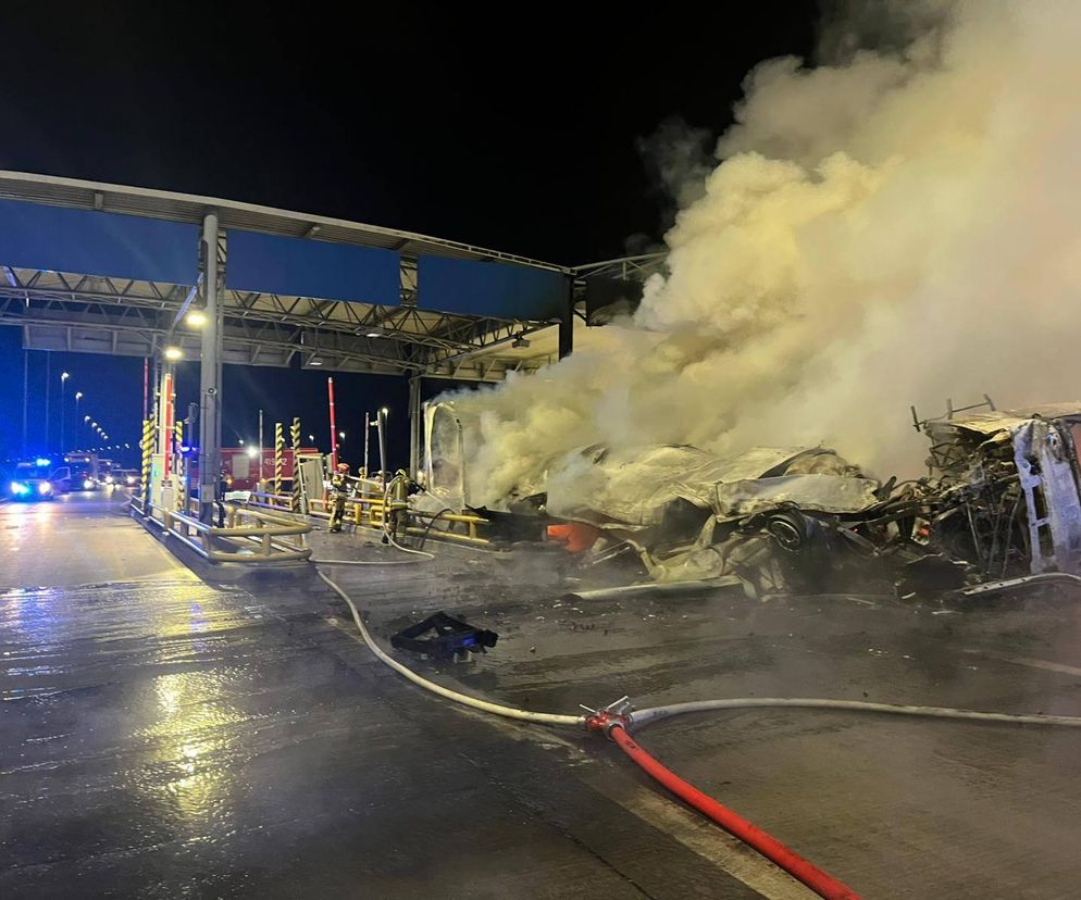 Tragiczny wypadek na A2. Zmarł kierowca ciężarówki, która wjechała w automat do pobierania biletów