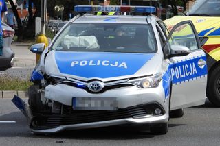   Zderzenie radiowozu z autem na Białołęce. Jeden policjant do szpitala