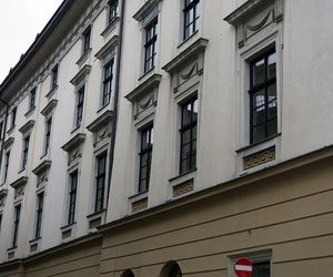 To jedna z najsłynniejszych kamienic w Krakowie. Znajduje się w niej hotel, w którym mieszkał car