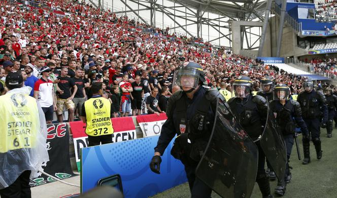 Zadyma kibiców na Euro 2016 podczas meczu Węgier z Islandią