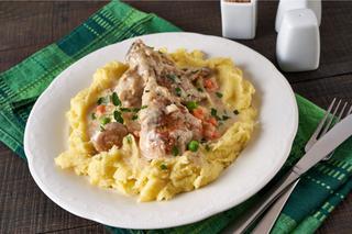 Pałki kurczaka w sosie z marchewką i groszkiem: przepis na przepyszny obiad