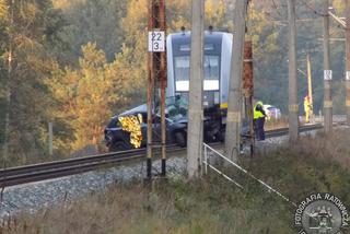 Wjechał hyundaiem pod pociąg! 61-latek zginął w wypadku pod Gostyninem [ZDJĘCIA]