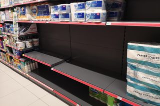 Braki papieru toaletowego w sklepach