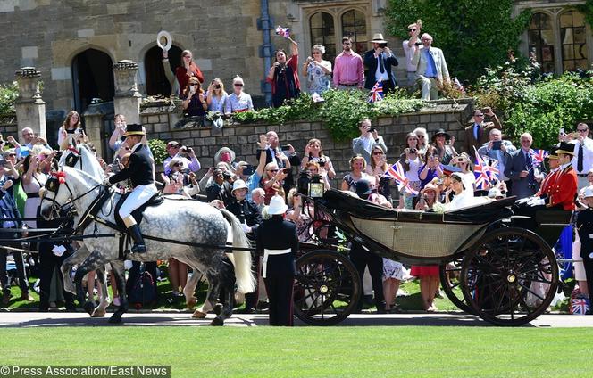 KSIĄŻĘ HARRY I MEGHAN MARKLE W KARECIE - TŁUMY.