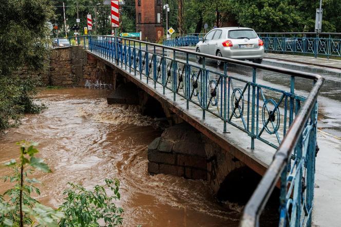 Zalane wsie, ewakuacja, woda na ulicach miasta. Dramatyczna sytuacja na południu Polski. 