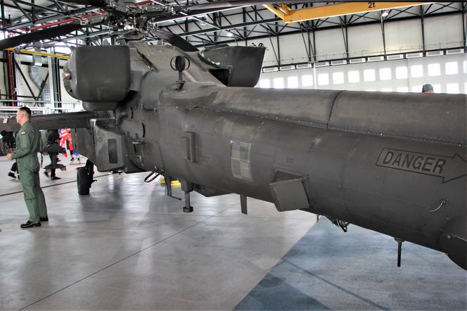 Polska szachownica na śmigłowcu Apache