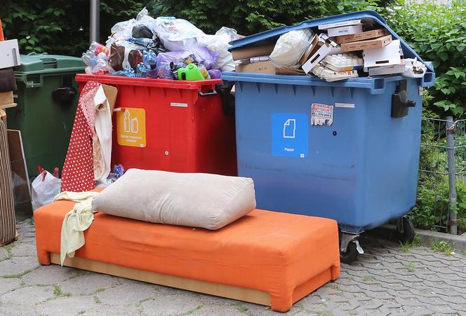 Śmieciowy CHAOS w Warszawie. Wiemy jak wyliczyć nową opłatę