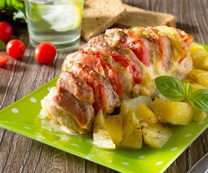 Niedzielny schab z pomidorami i serem: obłędny przepis na pieczeń wieprzową