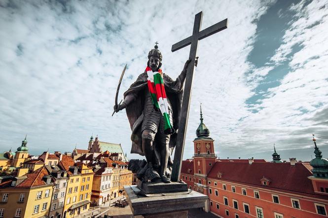 Król Zygmunt założył szalik Legii! Zobacz jak stolica świętuje z Mistrzami Polski! [WIDEO]