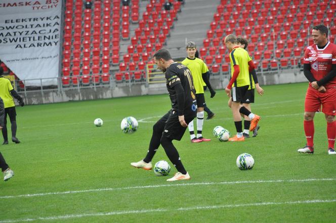 W Tychach grają gwiazdy światowego futbolu. Najpierw był pokazowy trening z młodzieżą