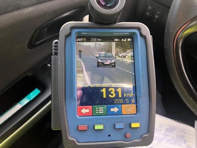 Szczerców: 20-latek z ułańską fantazją. Pędził ponad 130 km/h w terenie zabudowanym