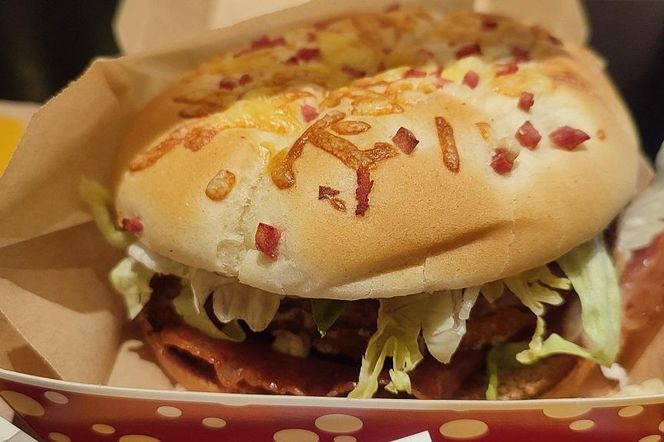 Zjadłam Burgera Drwala w Polsce i w Czechach. U nas królują kurki. A tam? Tego się nie spodziewaliście!