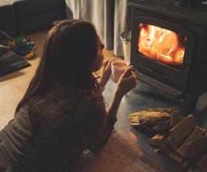 Hygge na jesienną aurę. Sztuka duńskiego szczęścia idealna w chłodne wieczory