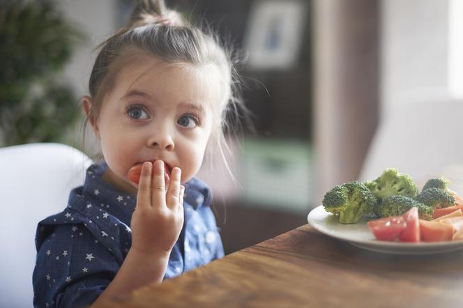 Dziewczynka je warzywa