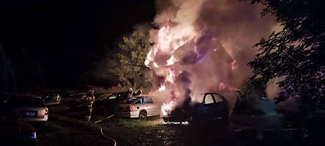 Groźny pożar na Dolnym Śląsku. Ogień strawił budynek i auta osobowe