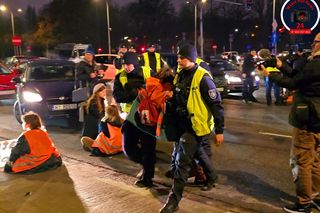 Aktywiści Ostatniego Pokolenia zablokowali Wisłostradę. Kierowcy nie wytrzymali