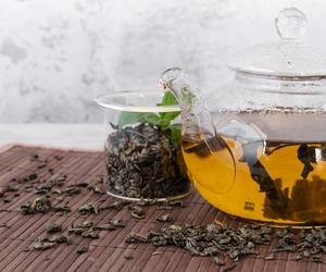 Zielona herbata na chłodne dni. Dzięki niej ograniczysz dokuczliwe przeziębienia