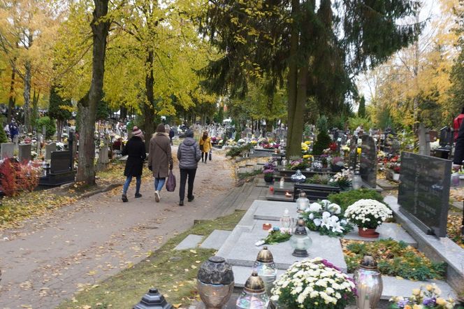 Znani pochowani na cmentarzu przy ul. Poprzecznej w Olsztynie. Groby tych osób się tam znajdują