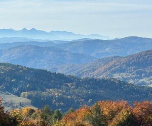 Małopolskie pasmo górskie zachwyca jesiennym pięknem. Ukryta perełka z widokiem na tatry 