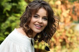 W 1502 odcinku Barw szczęścia Stella podpadła Bergowi (Cezary Żak) i zginęła pod kołami jego samochodu. Wszystko przez to, że opowiedziała Łukaszowi (Michał Rolnicki) o ciemnych interesach Romana...