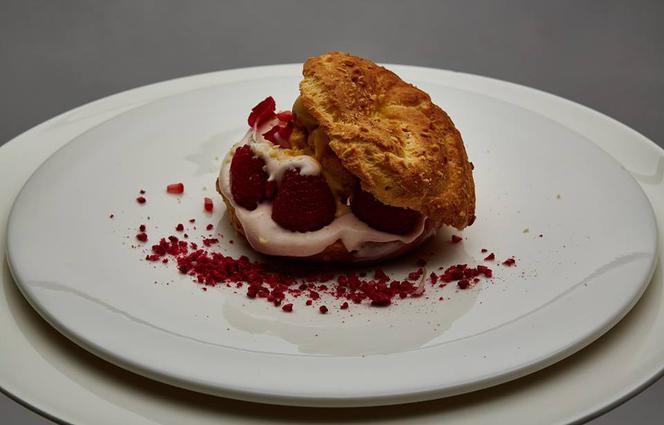 Paryżanka z musem różanym, malinami i lodami z rokitnika