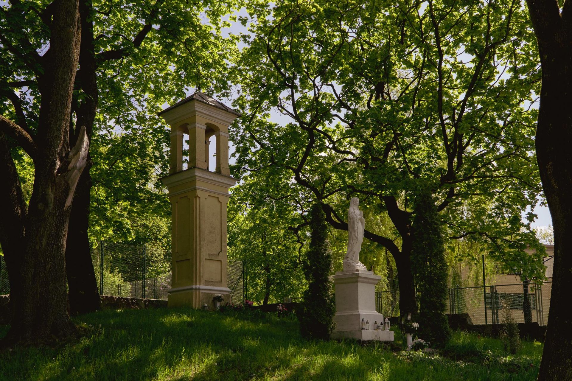 Szkoła projektu Romualda Gutta w Wilnie. Kapliczki obok szkoły